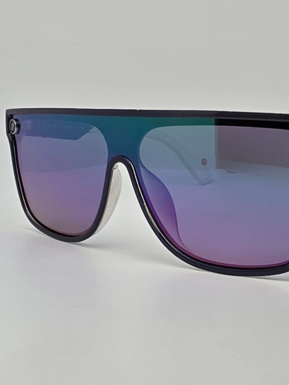 Blenders Sifi Discomania Iridescent Blue Polarized Lavender Mirror Sunglasses